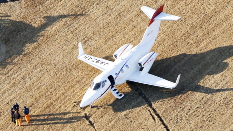 Un petit avion dépasse ses limites à un aéroport japonais, entraînant la fermeture de la piste