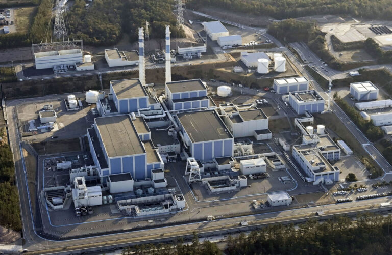 Un tsunami de 3 mètres a atteint une centrale nucléaire après un puissant séisme au Japon