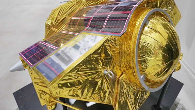 Une sonde japonaise atterrit sur la Lune, mais la production d&rsquo;électricité échoue (agence)