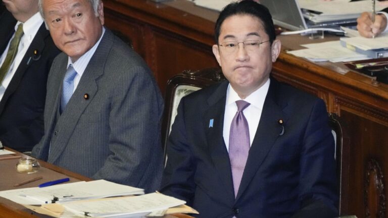 Le Premier ministre japonais Kishida mécontent des remarques sexistes du poids lourd du PLD