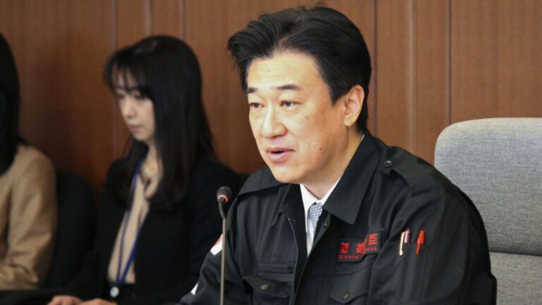 Le SDF japonais va assouplir les règles en matière de coiffure alors que la pénurie de recrues s&rsquo;aggrave