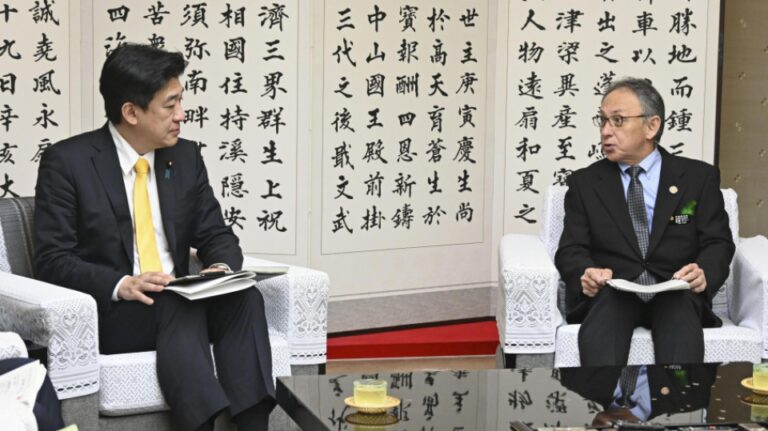 Le ministre japonais de la Défense rencontre le gouverneur d&rsquo;Okinawa au sujet du transfert d&rsquo;une base américaine
