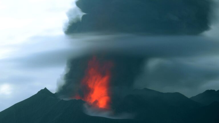 Le volcan Sakurajima, dans le sud-ouest du Japon, entre en éruption
