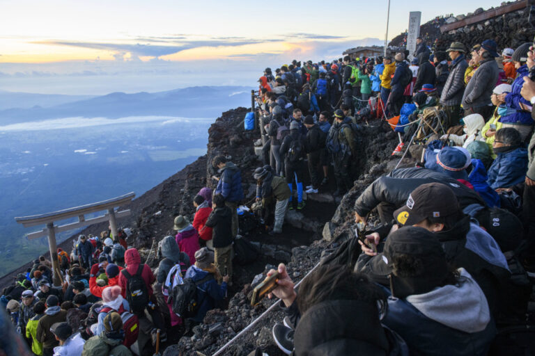 Les alpinistes du mont Fuji devront payer des frais de 2 000 yens dès l&rsquo;été alors que le tourisme augmente