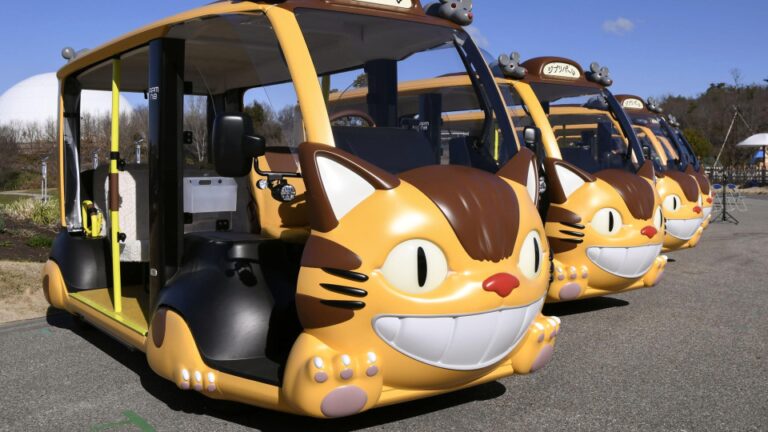 Les véhicules électriques Ghibli « Cat Bus » dévoilés dans un parc du centre du Japon