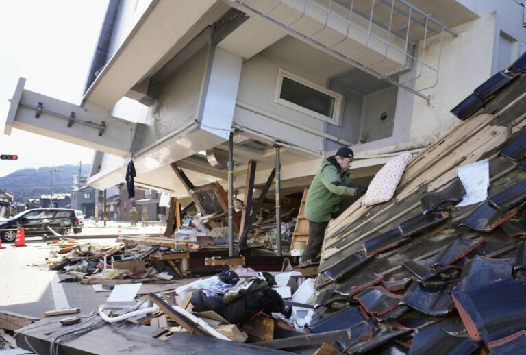 Un mois après le séisme, les survivants du séisme au Japon et les entreprises peinent à se reconstruire