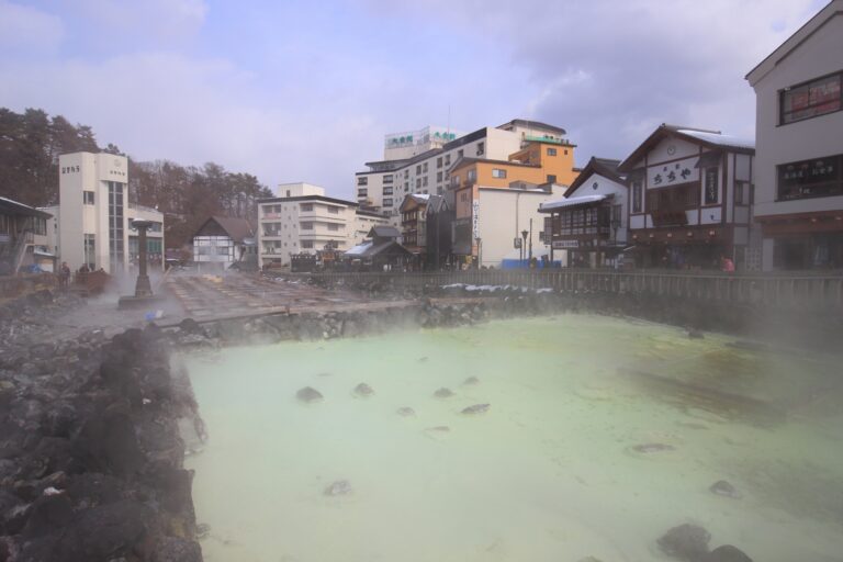 10 Onsen traditionnels emblématiques du Japon que vous devez visiter