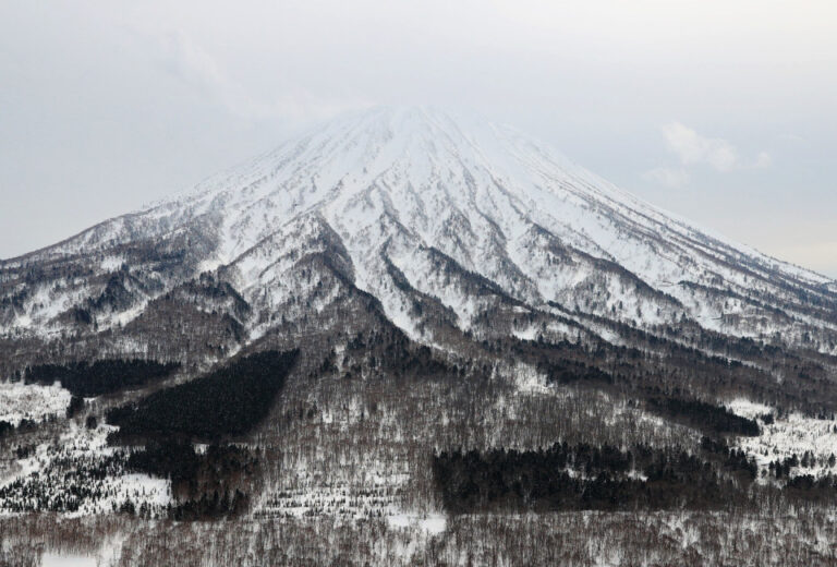 2 morts après qu'une avalanche ait touché des skieurs de hors-piste à Hokkaido au Japon