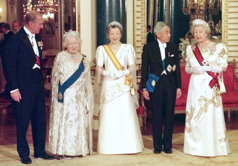 L'empereur s'inquiète de la faiblesse des liens avec la famille royale britannique avant sa visite en 1998