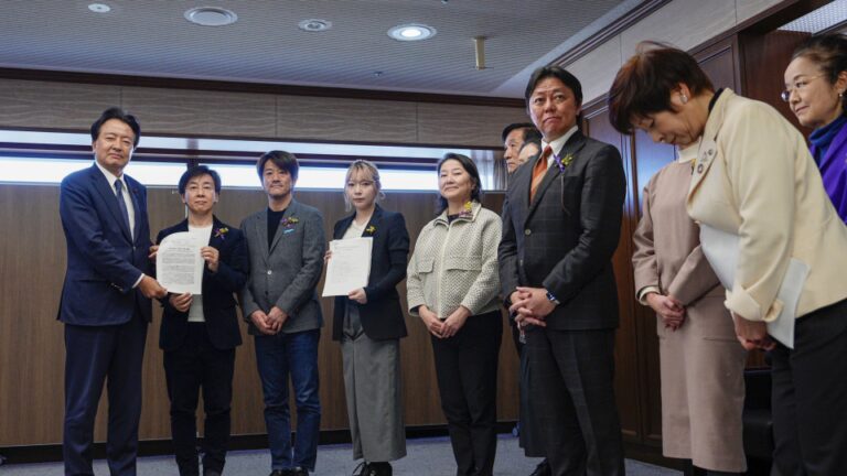Les chefs d’entreprise japonais appellent à choisir des noms de famille distincts