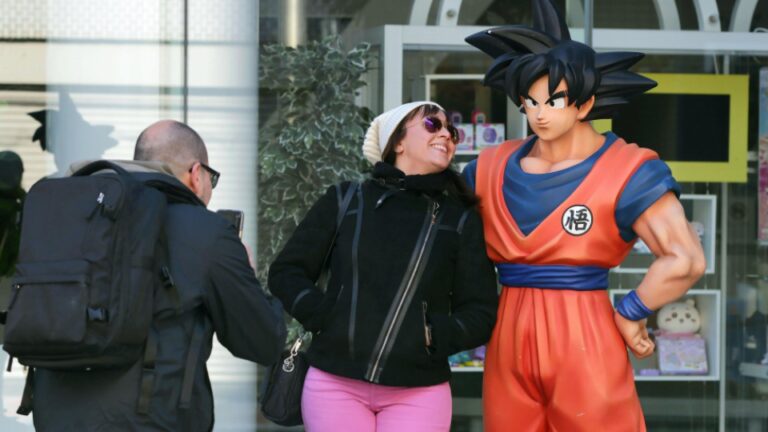 Les fans étrangers à Tokyo pleurent la perte du créateur de « Dragon Ball » Toriyama