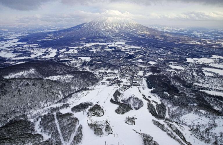 Niseko, à Hokkaido, va introduire une taxe d'hébergement pouvant aller jusqu'à 2 000 yens par nuit