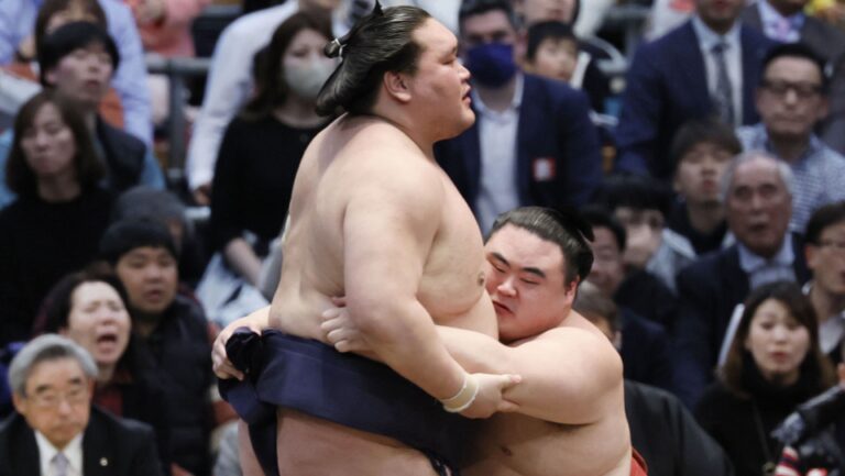 Terunofuji perd la 3e place consécutive, les espoirs Onosato et Takerufuji mènent