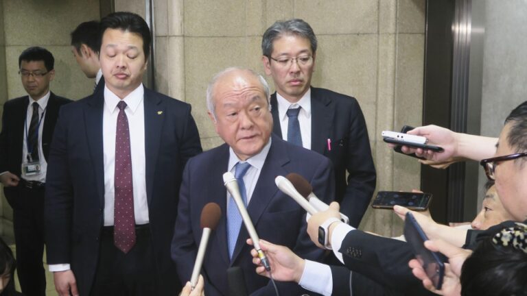 Le Japon met en garde contre « toutes les options » disponibles pour contrer les mouvements excessifs du yen