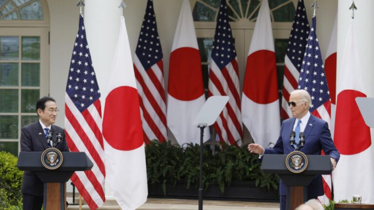 Les dirigeants japonais et américain s’engagent à renforcer leur alliance de sécurité face à la montée en puissance de la Chine