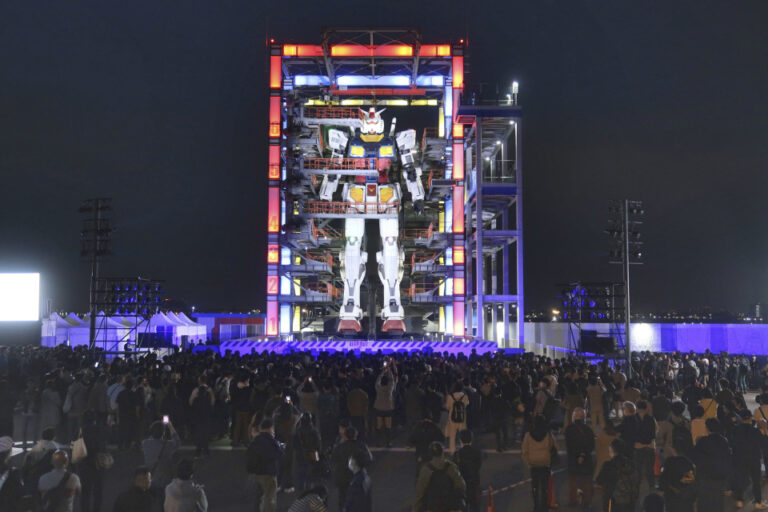 Les fans font leurs adieux au Gundam géant en mouvement à Yokohama