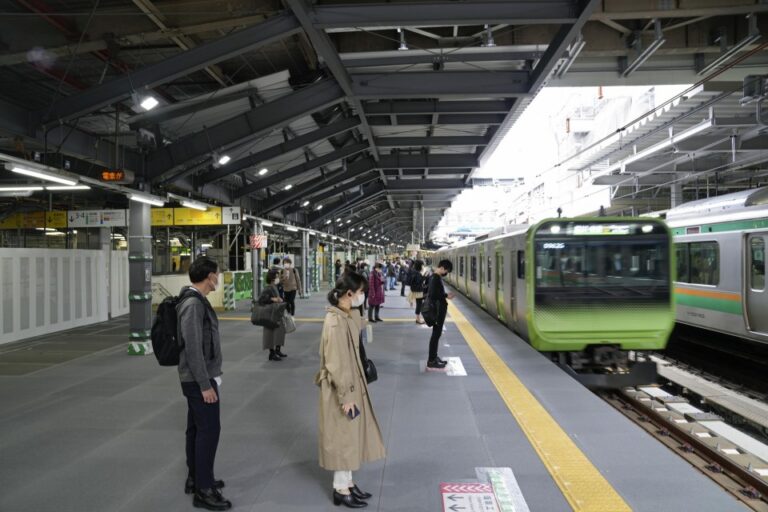 Des informations signalant la présence d'un serpent dans un train provoquent une agitation à Tokyo