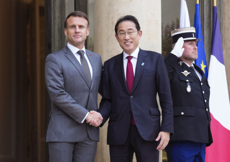 Kishida et Macron conviennent d'entamer des négociations sur un nouveau pacte de sécurité