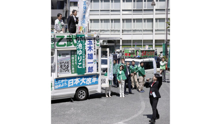 La police de Tokyo perquisitionne un groupe politique pour obstruction à la campagne électorale