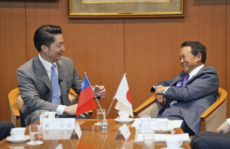 Le maire de Taipei et l'ancien Premier ministre japonais Aso conviennent de promouvoir les échanges