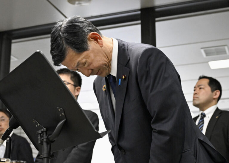 Le ministre japonais s'excuse d'avoir interrompu les remarques des victimes de Minamata
