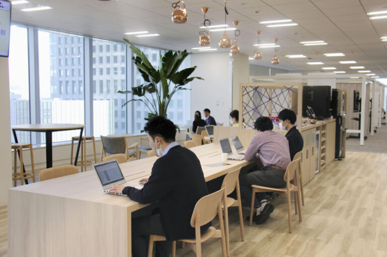 Le télétravail au Japon diminue après le COVID, le travail hybride en hausse