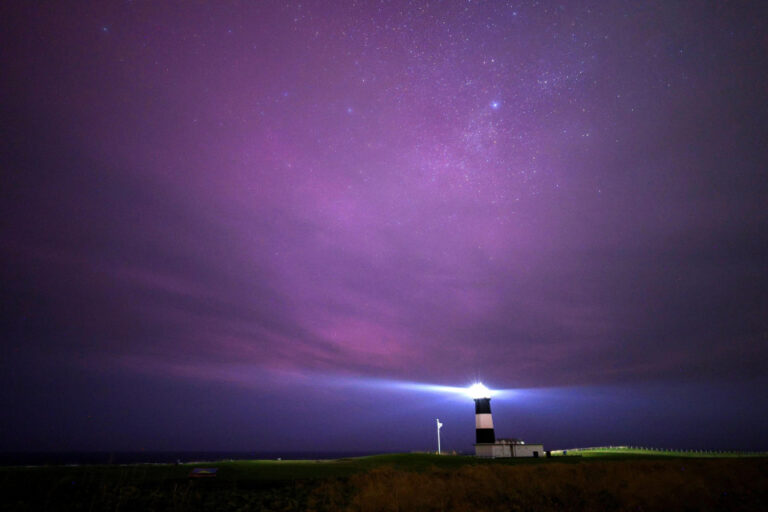 Les aurores illuminent le ciel nocturne du monde entier et de certaines régions du Japon