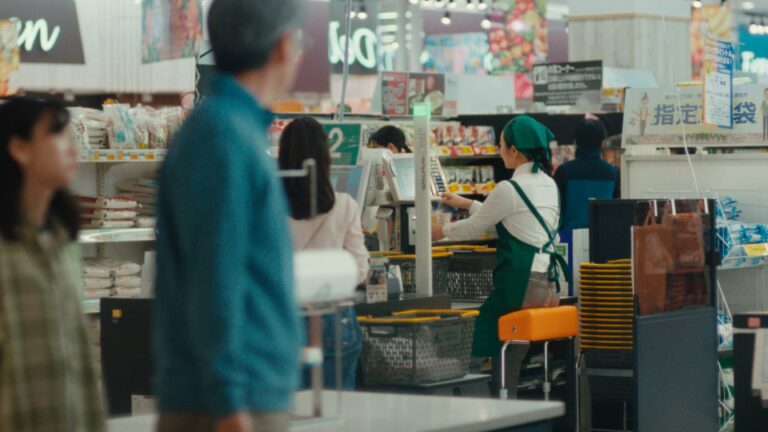 Les entreprises japonaises sont invitées à accepter les caissiers assis pour stimuler la motivation au travail