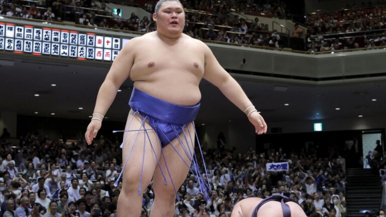 Onosato bat le yokozuna Terunofuji lors d'une journée d'ouverture remplie de bouleversements