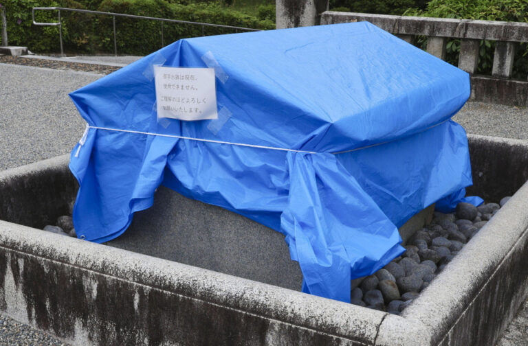 Un étudiant soupçonné d'avoir tagué des graffitis sur le mausolée de l'empereur à Kyoto