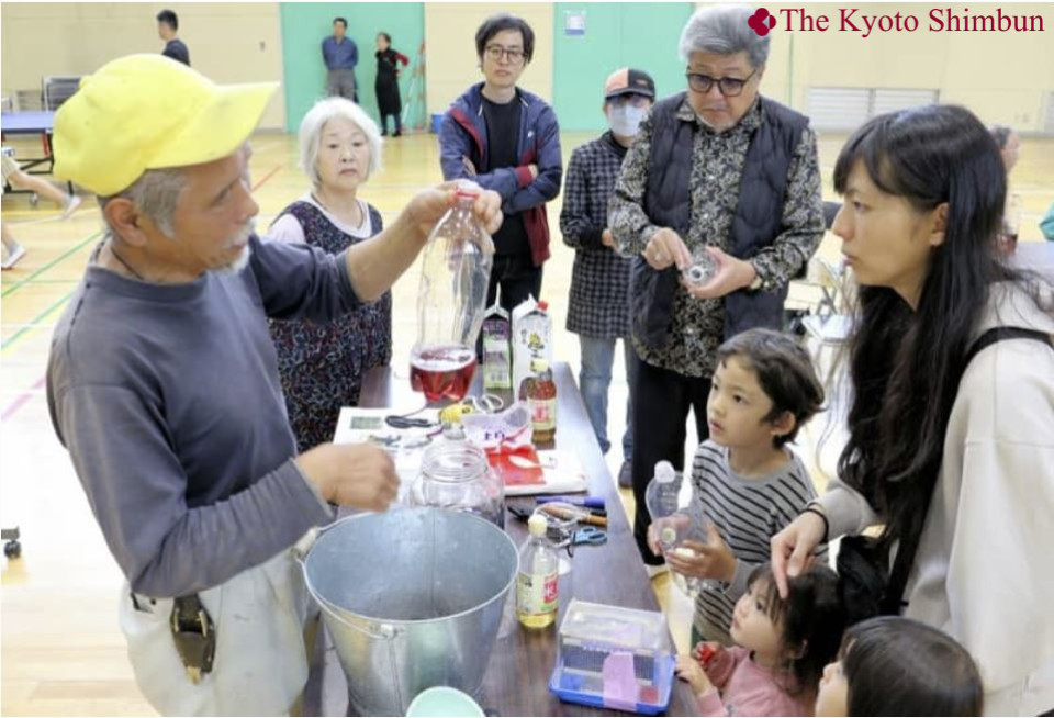 Un expert local de Kyoto enseigne comment créer un piège à frelons à l'aide d'une bouteille en plastique