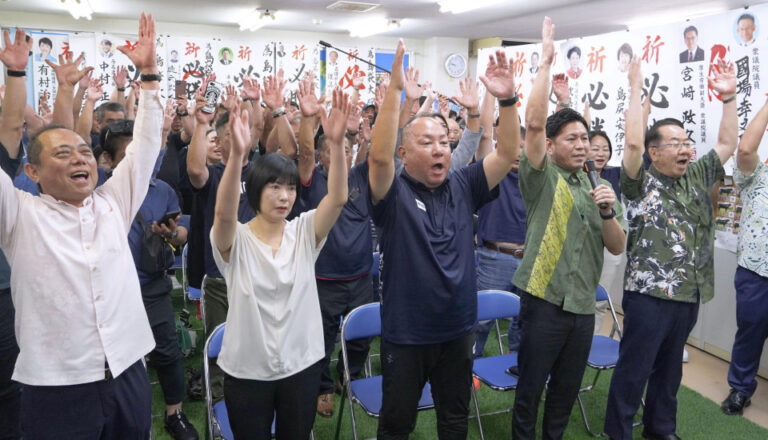 Le bloc soutenant le gouverneur de la base anti-américaine d'Okinawa ne parvient pas à obtenir la majorité