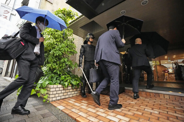Le chef d'un groupe politique japonais risque une nouvelle arrestation pour obstruction à sa campagne