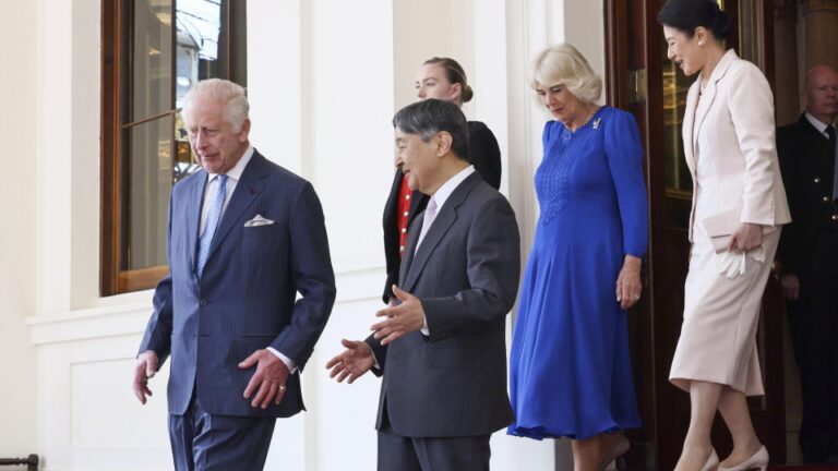 Le couple impérial japonais fait ses adieux au roi et à la reine britanniques