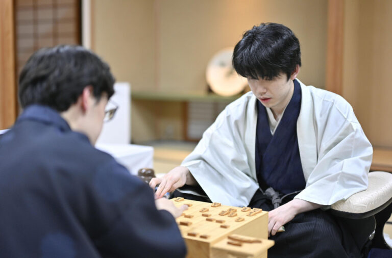 Le prodige du Shogi Fujii perd 1 des 8 titres face à l'étoile montante Ito