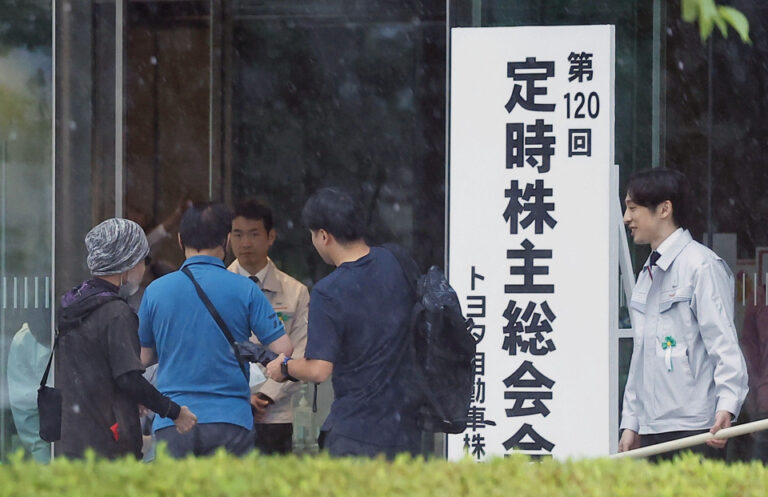 Les actionnaires de Toyota reconduisent le président Toyoda au milieu des scandales liés aux tests