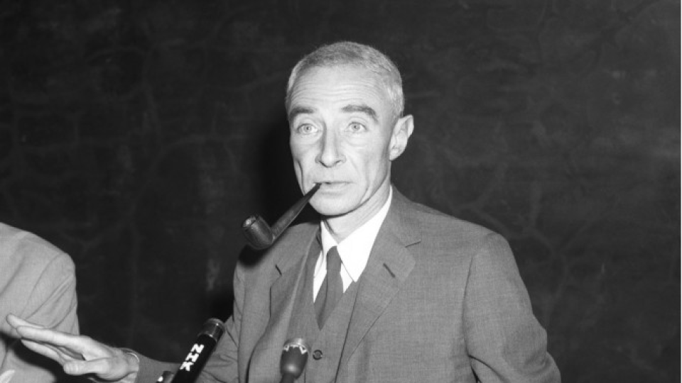 Oppenheimer se serait excusé lors d'une rencontre en 1964 avec une victime de la bombe atomique.