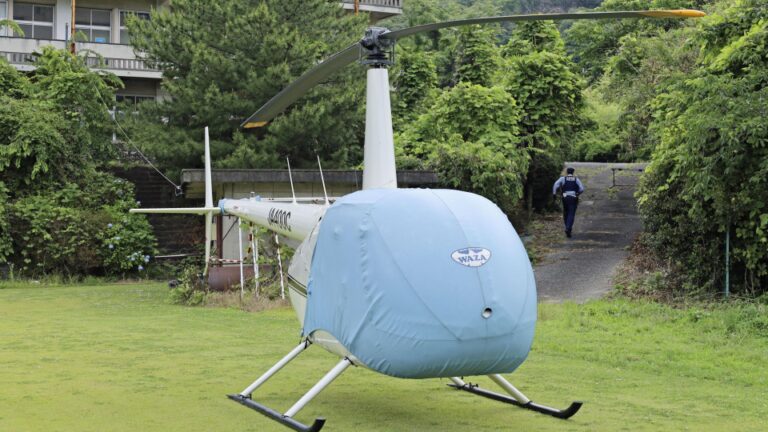 Un hélicoptère effectue un atterrissage d'urgence dans une cour d'école de l'ouest du Japon