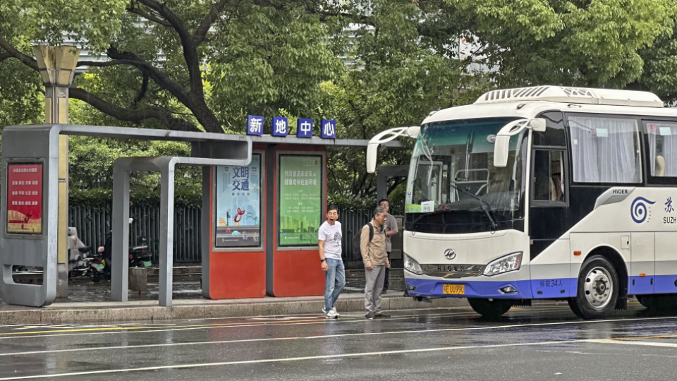 Une femme et un garçon poignardés à un arrêt de bus scolaire japonais près de Shanghai