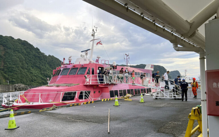 30 personnes qui se trouvaient à bord d'un ferry à la dérive sont rentrées dans la baie de Tokyo