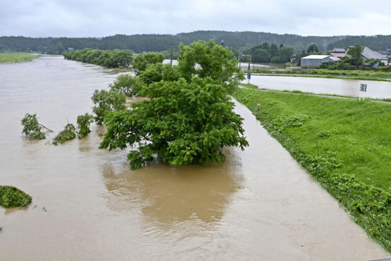 De fortes pluies frappent le nord-est du Japon, provoquant des inondations et des glissements de terrain
