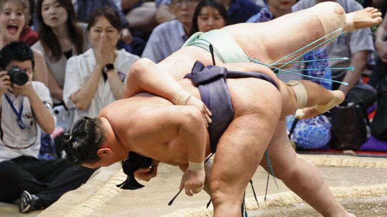Hoshoryu renverse son rival pour le titre et reste à 2 victoires du leader de Nagoya