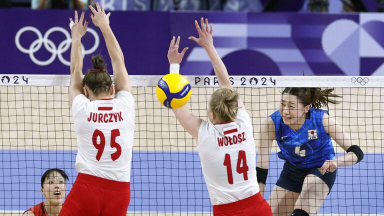 L'équipe féminine japonaise battue par la Pologne lors du match d'ouverture du tournoi de volley-ball de Paris