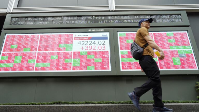 L'indice boursier Nikkei termine au-dessus de la barre des 42 000 points pour la première fois grâce aux gains technologiques
