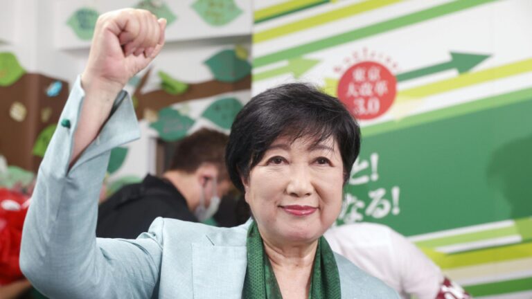 La gouverneure de Tokyo, Koike, réélue, devance Renho, l'opposant, et l'ancien maire en pleine ascension
