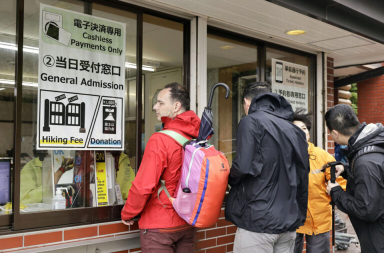 La saison d'escalade du Mont Fuji commence avec de nouveaux tarifs et un contrôle des chiffres