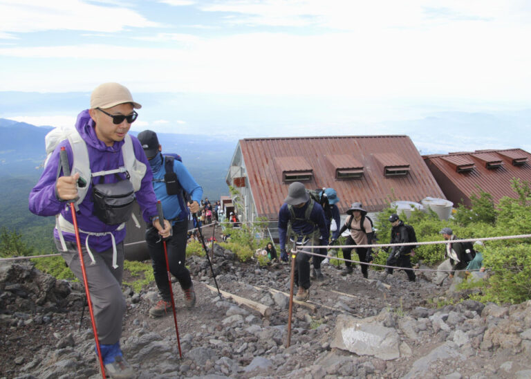 La saison d'escalade du mont Fuji commence à plein régime avec l'ouverture des sentiers de Shizuoka
