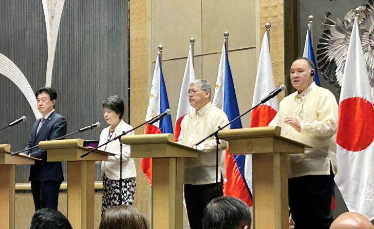 Le Japon et les Philippines signent un accord de défense face à la Chine
