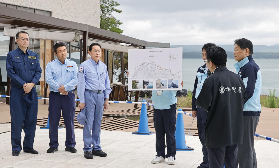 Le Premier ministre japonais Kishida promet un programme d'aide aux voyageurs six mois après le séisme au centre du Japon