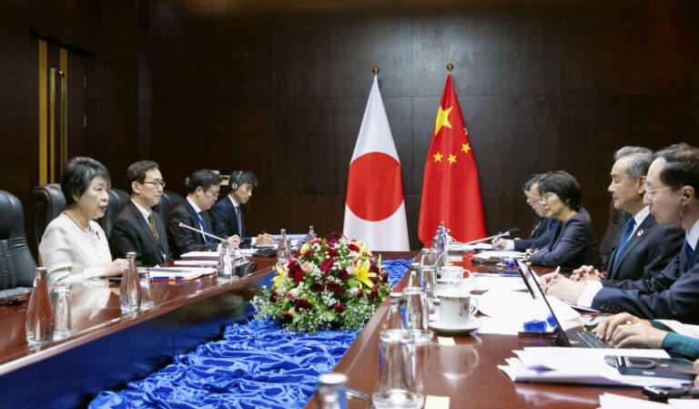 Les chefs de la diplomatie japonaise et chinoise conviennent d'approfondir le dialogue pour résoudre les différends